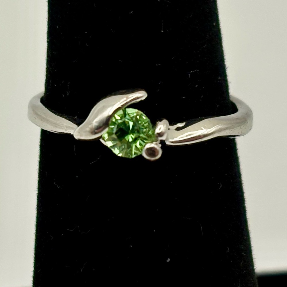 Chic Silver Ring with Vibrant Green Stone